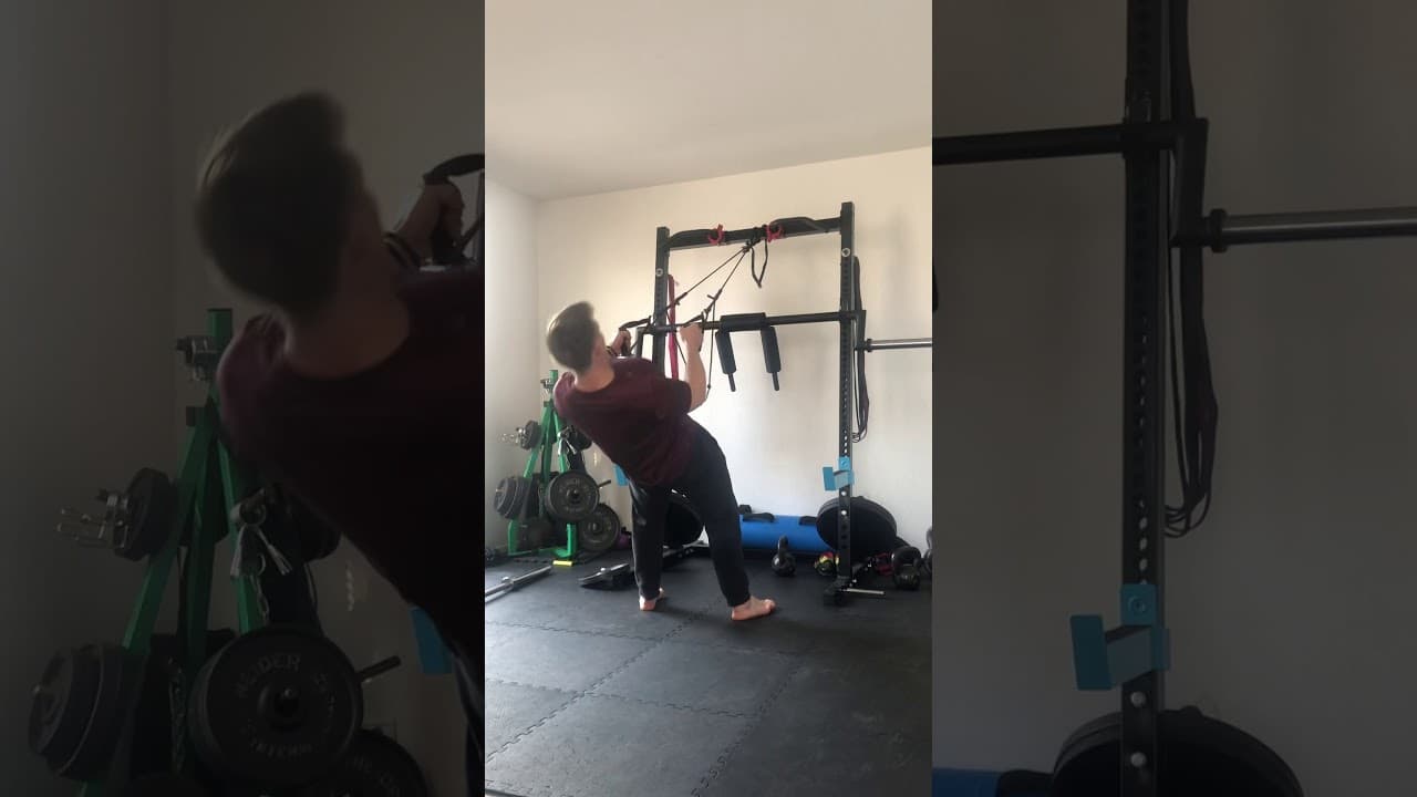 Maîtriser les tirages vers écartés inversés avec des sangles de suspension