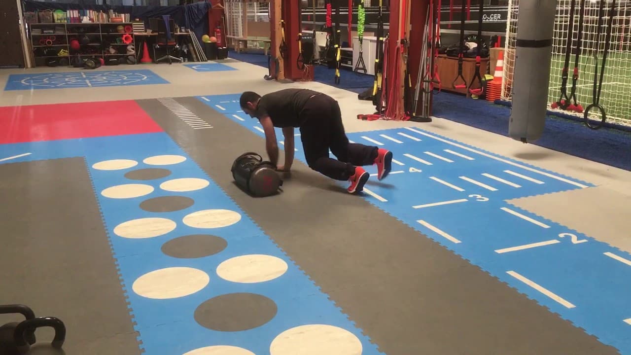 Améliorez votre force avec le Bear Crawl et le Row Sandbag