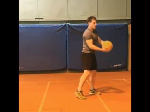 Découvrez le Medecine Ball Slam avec mise en tension par le côté