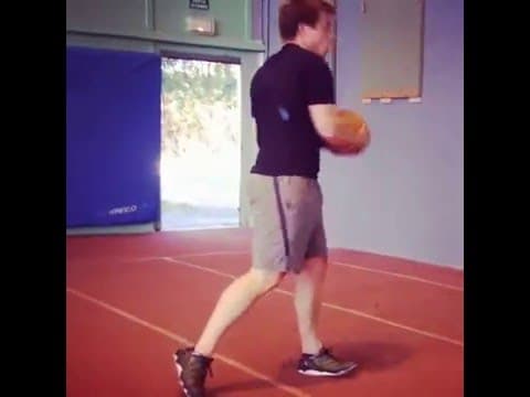 Exercice Medball : La passe de rugby en rotation